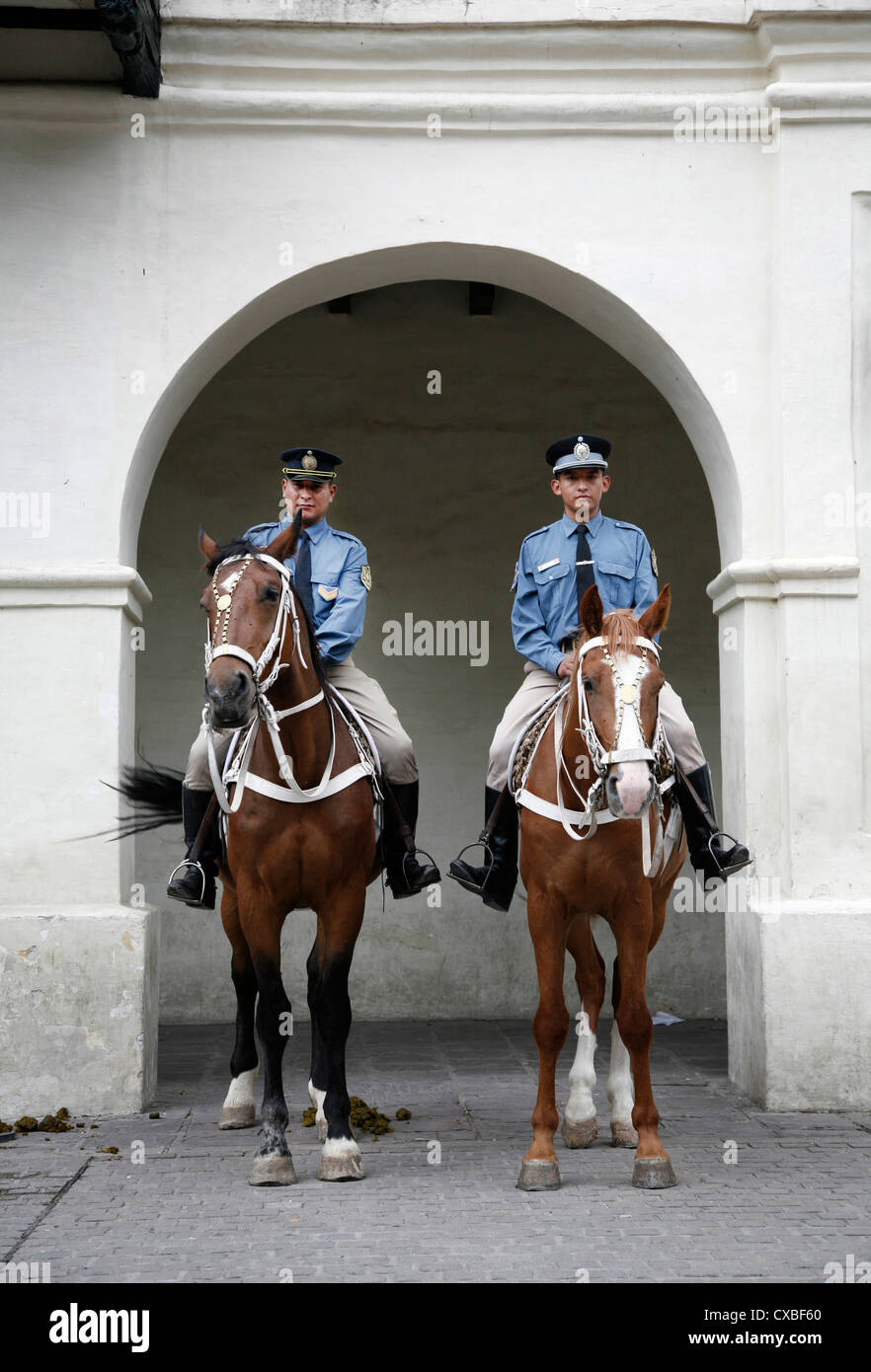 Polizisten auf Pferden auf dem Cabildo Gebäude (City Council) auf Platz 9 Julio, Stadt Salta, Argentinien. Stockfoto