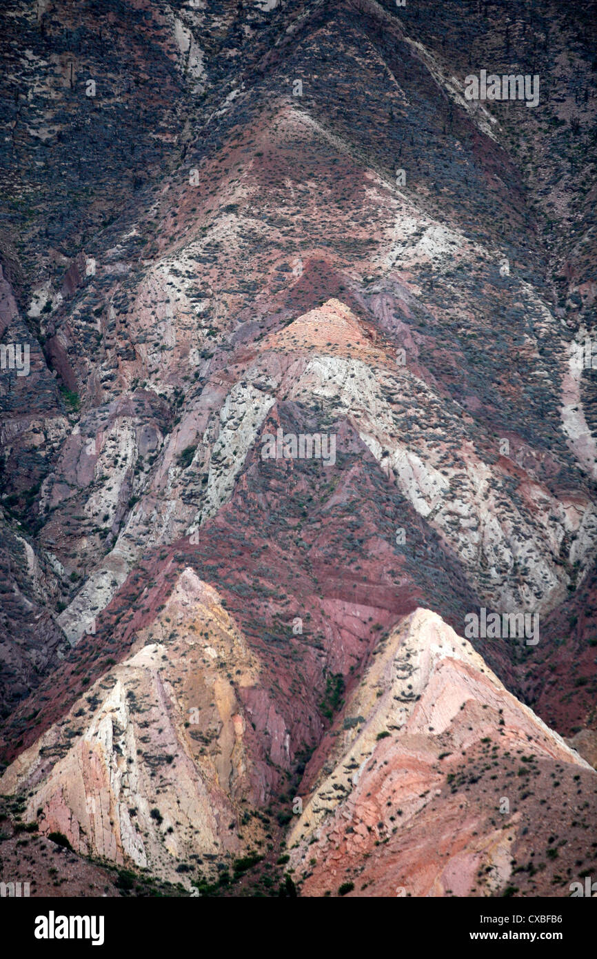 Blick über Maimara und Paleta del Pintor (Maler Palette) Berge, Quebrada de Humahuaca, Provinz Jujuy, Argentinien. Stockfoto