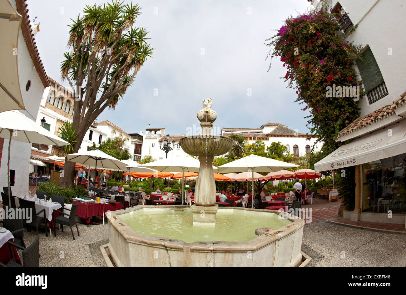 Brunnen und Cafés In Orange Square Marbella Spanien Stockfoto