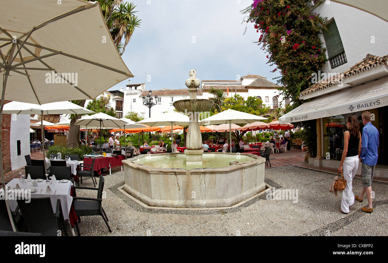 Brunnen und Cafés In Orange Square Marbella Spanien Stockfoto
