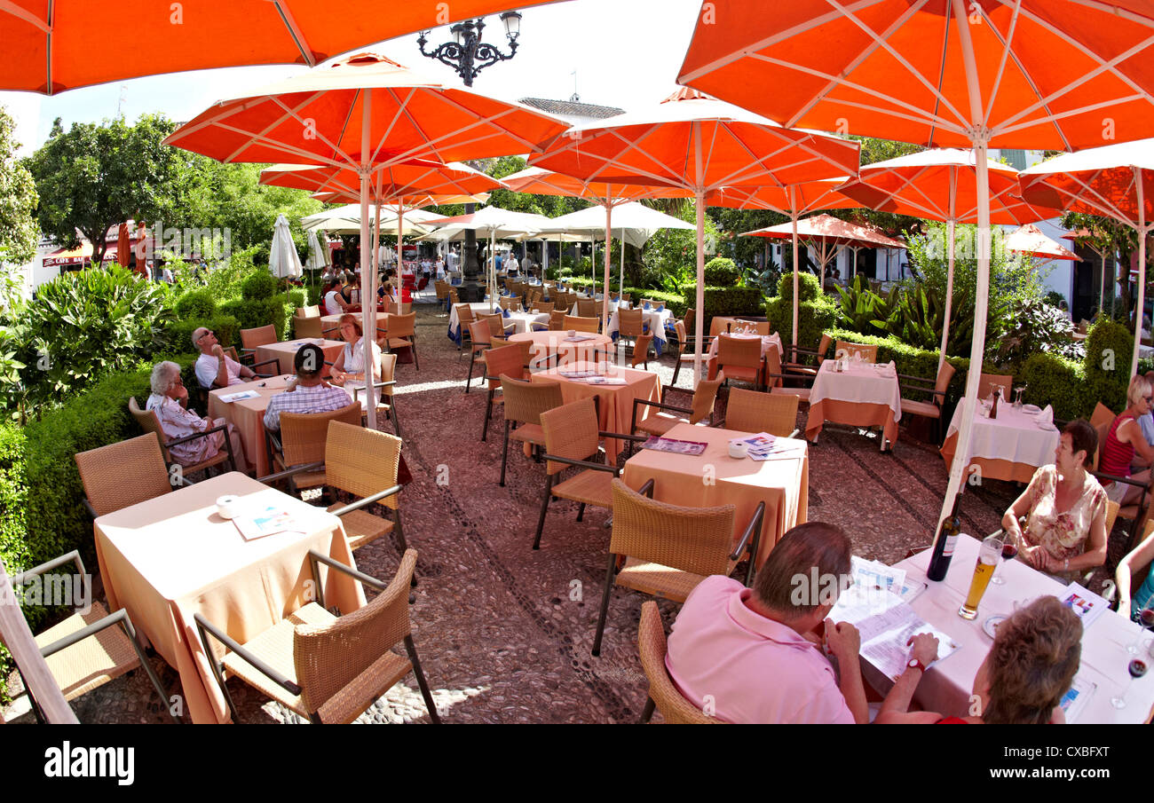 Cafés In Orange Square Marbella Spanien Stockfoto