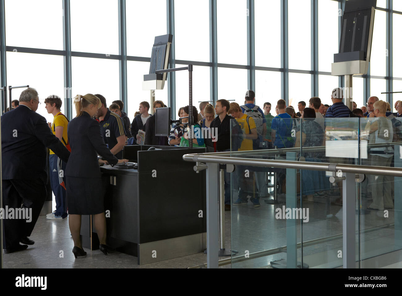 Boarding am Gate, Heathrow Airport, Großbritannien Stockfoto