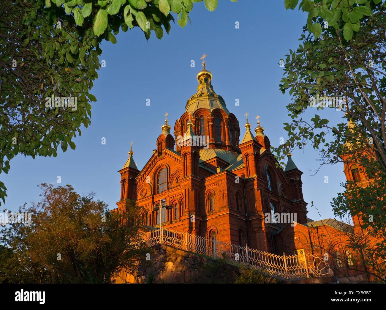 Uspenski-Kathedrale (Russische Kirche) ein östlich-orthodoxen Kathedrale mit Blick auf den Hafen in Helsinki, Finnland. Stockfoto