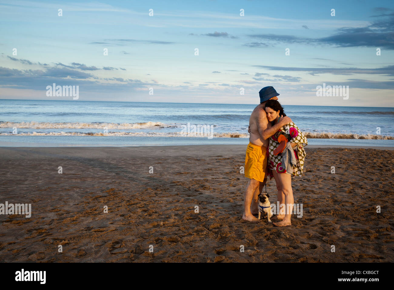 Paar am Strand, Mar de Las Pampas, Argentinien. Stockfoto