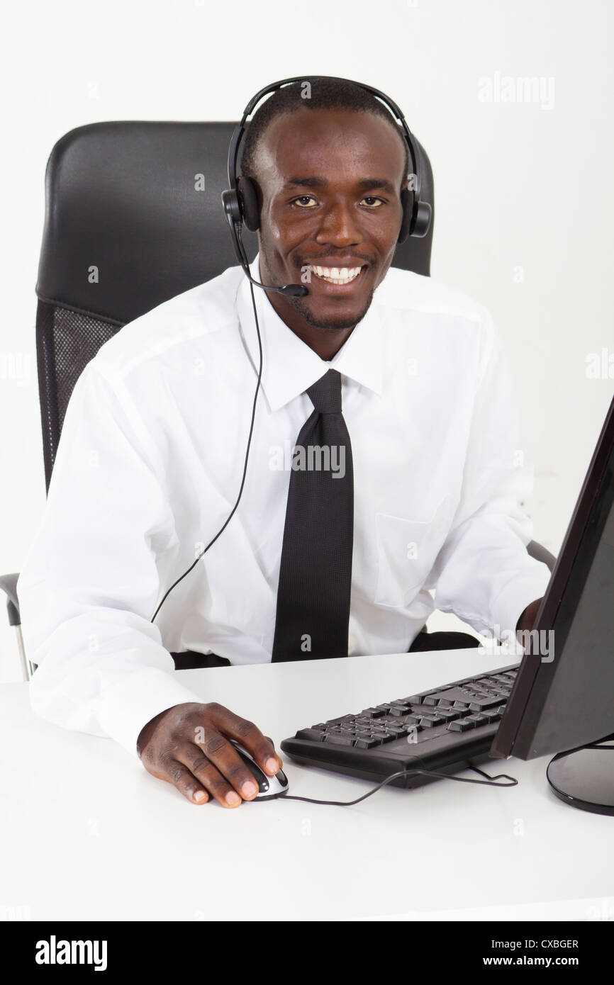 Afrikanische amerikanische Geschäftsmann mit Kopfhörer sitzen am Schreibtisch Stockfoto