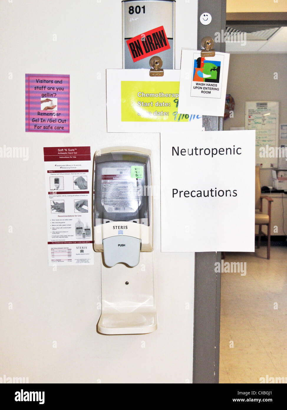 antiseptische Hand Gel Dispenser & Zeichen auf Flurwand außerhalb Krankenzimmer der Patienten, die Schutz gegen Neutropenie Stockfoto