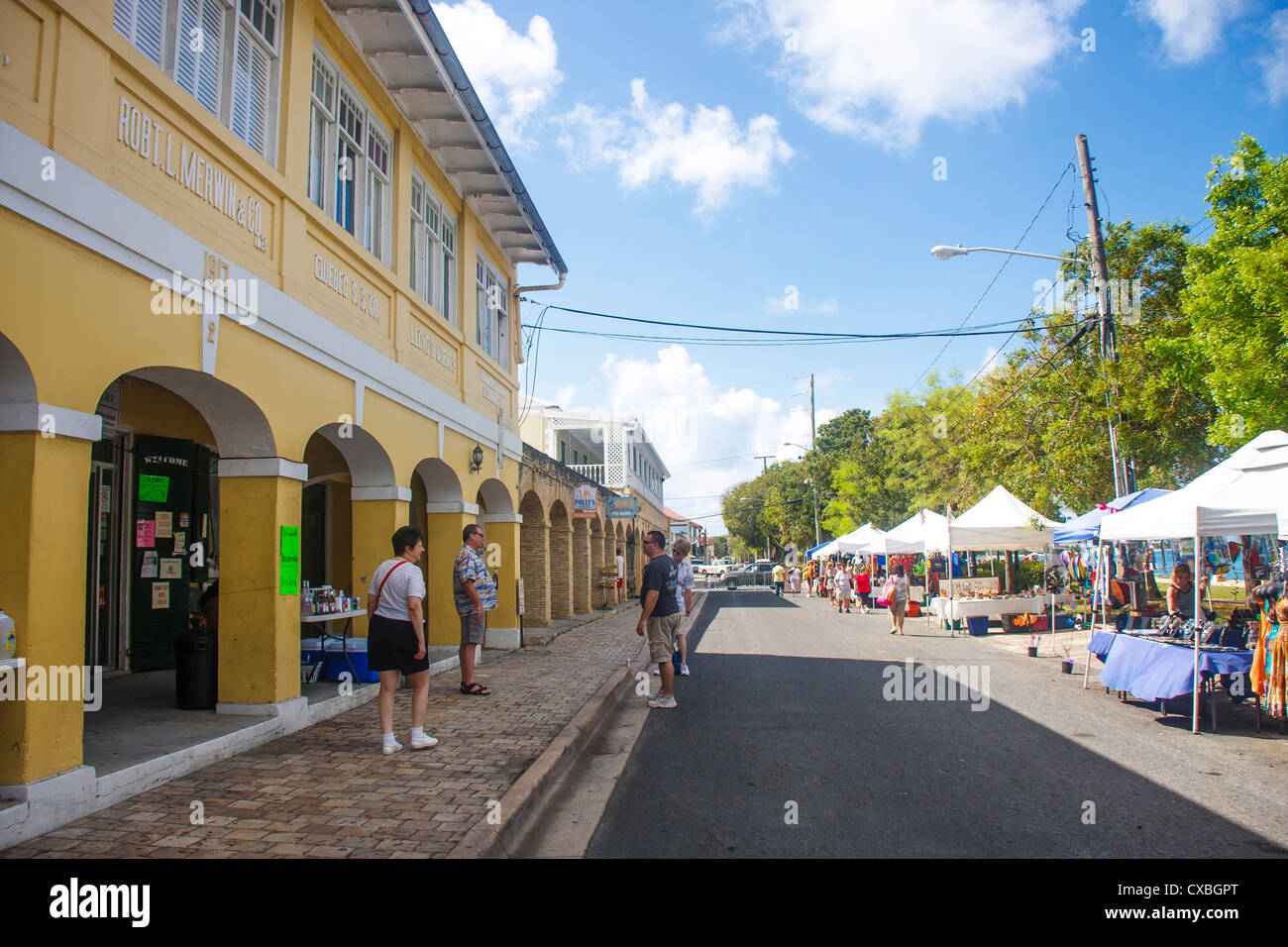 Menschen, die den bunten Straßen von St. Croix in der Karibik Stockfoto