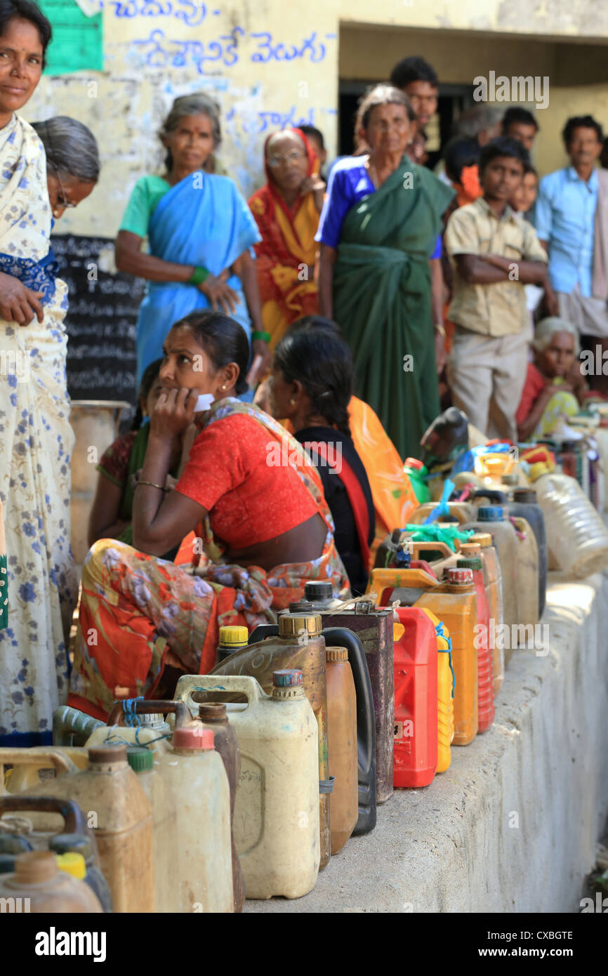 Indische Landbevölkerung in der Warteschlange Container erhalten ermäßigte Kerosin Andhra Pradesh in Indien Stockfoto