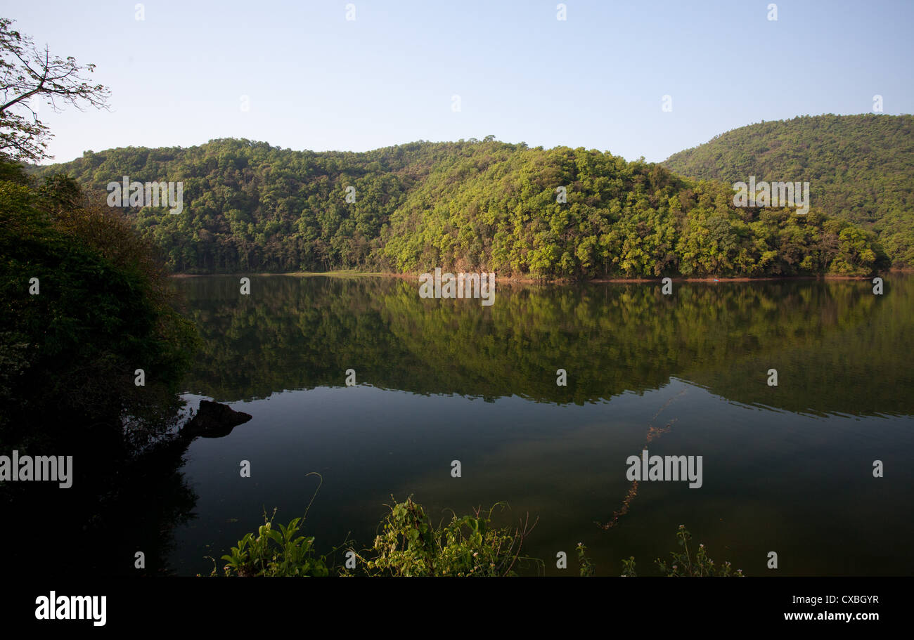 Phewa Tal, ein Süßwasser-See in Pokhara, umgeben von grünen Hügeln, Nepal Stockfoto