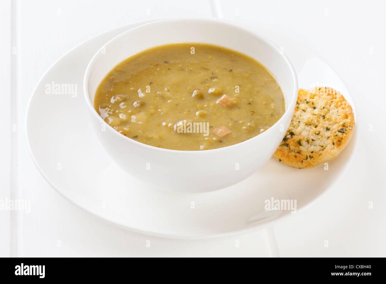 Kleine Mahlzeit eine halbe Dose Erbsen und Schinken-Suppe mit einer Knoblauch-Toast. Gesamtkalorien 180 oder 754 Kilojoule. Stockfoto