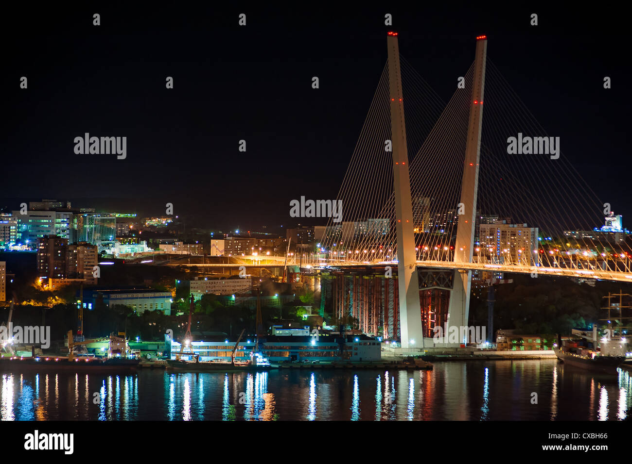 Nachtansicht der Brücke in dem russischen Wladiwostok über das Goldene Horn-Bucht Stockfoto