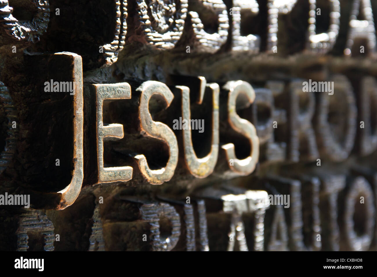 Nahaufnahme von Jesus auf Bronzetüren der Sagrada Familia zu schreiben. Stockfoto