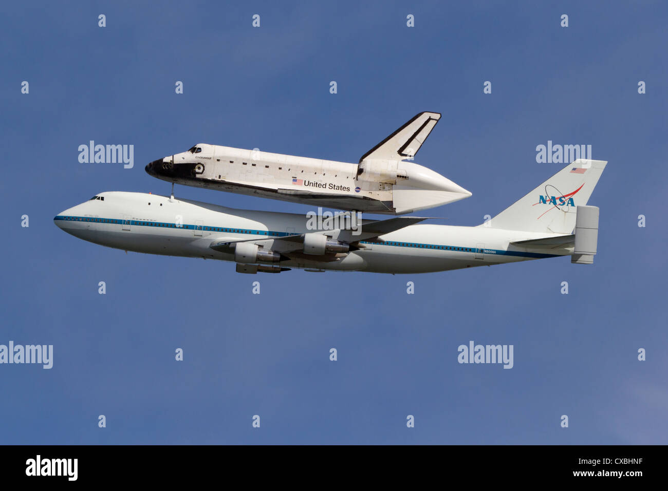 Space Shuttle Endeavour reitet auf seiner 747 Escort während der Raumschiffe letzten Flug nach Süd-Kalifornien. Stockfoto