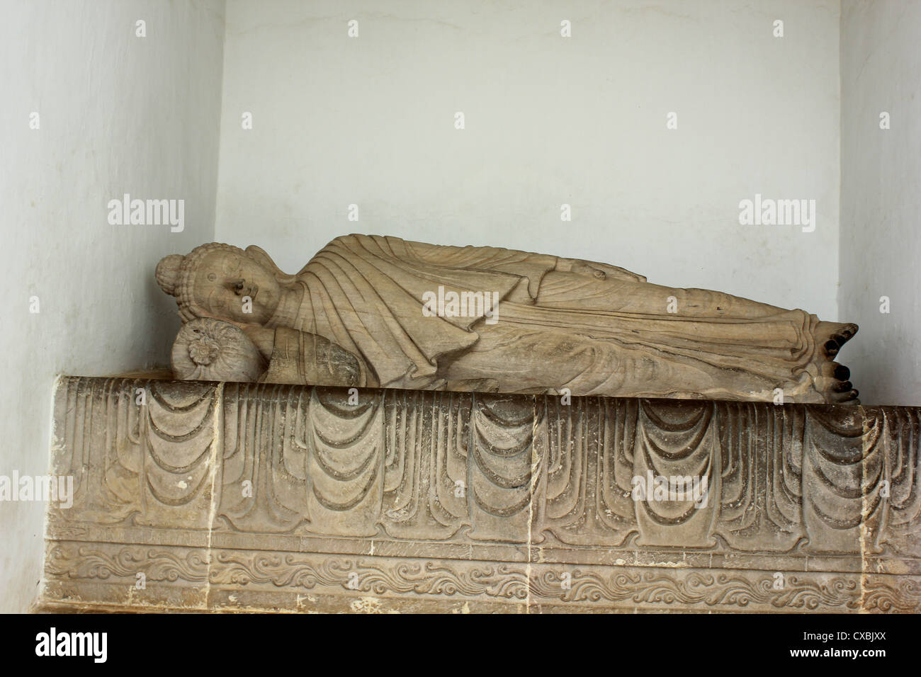 Eine Statue von Buddha bei Konark Tempel, Orissa, Indien schlafen Stockfoto