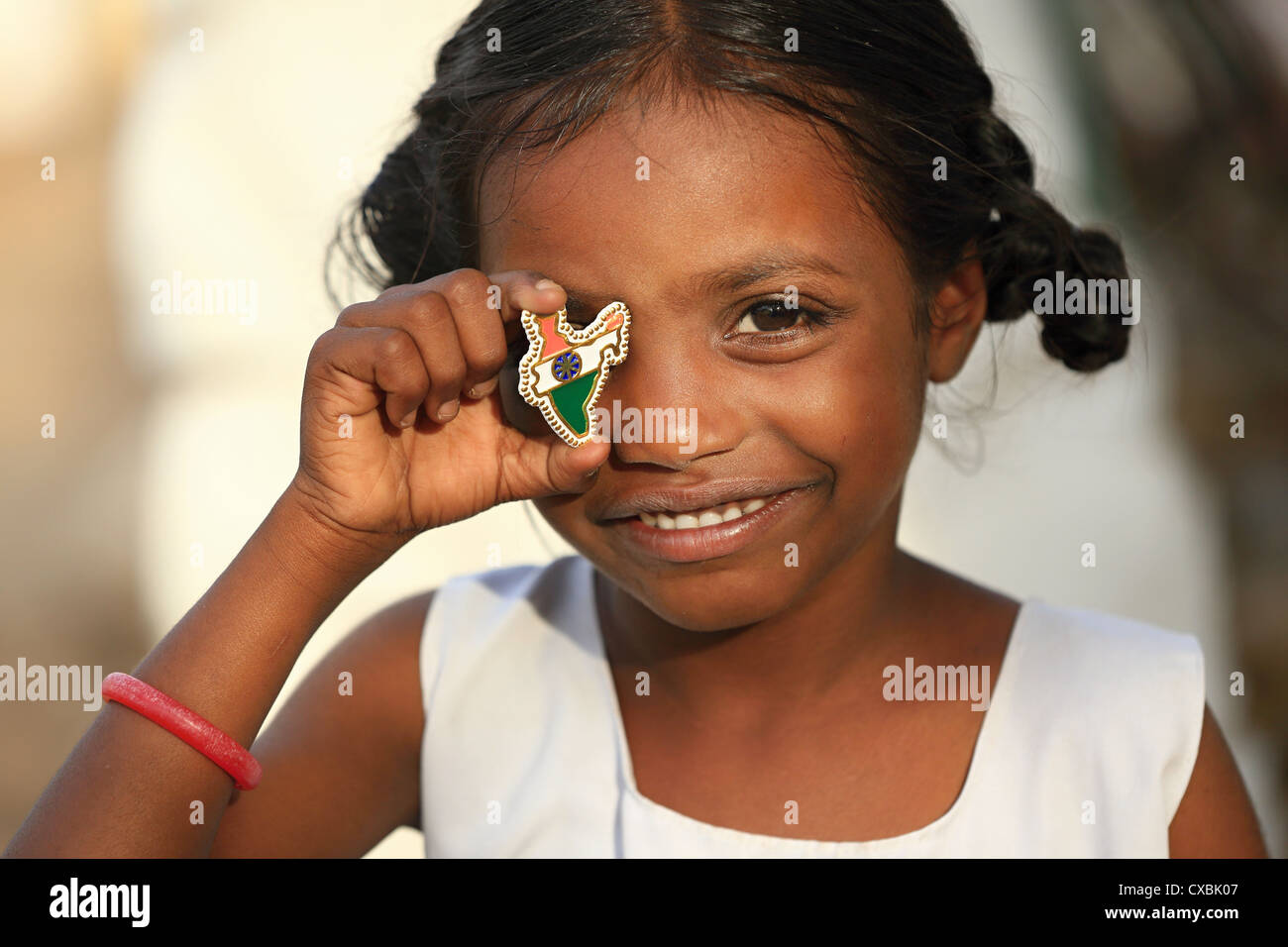 Indische Schulmädchen Dhanama mit wenig Indien Karte pins Andhra Pradesh in Indien Stockfoto