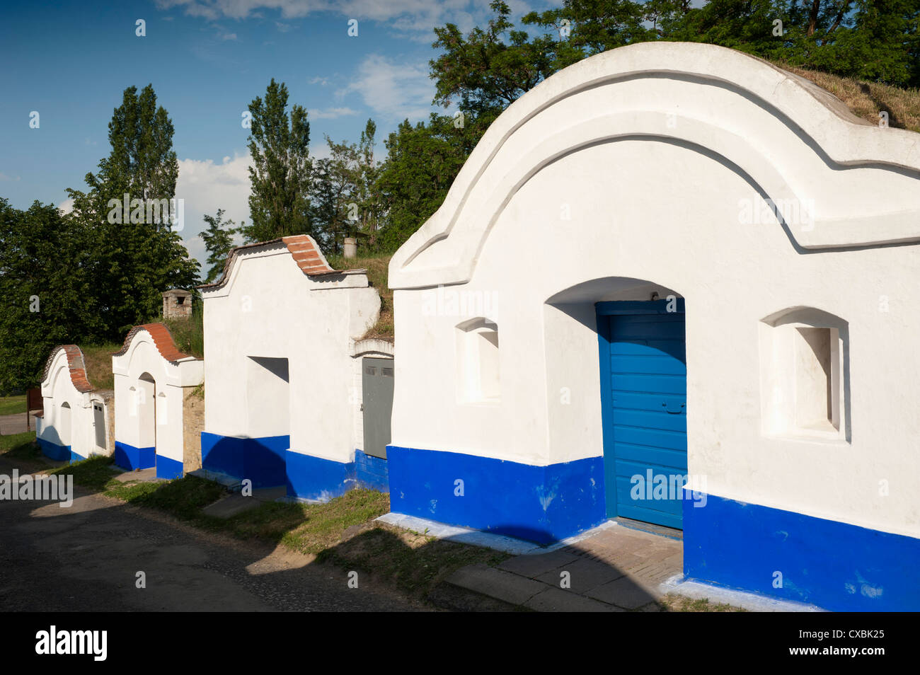 Weinkeller (Plzeň) mit Fassaden gemalt im mährischen Slovacko folk-Stil im Weinkeller Lane, Petrov, Brnensko, Tschechische Republik Stockfoto