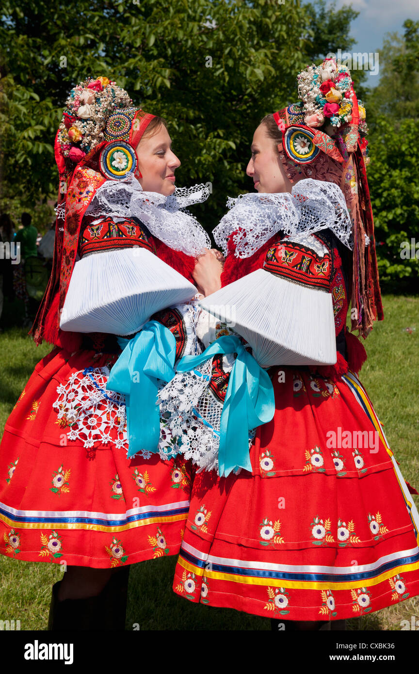 Junge Frauen tragen Vlcnov Volkstracht während der Fahrt des Kings Festivals, Vlcnov, Zlinsko, Tschechische Republik, Europa Stockfoto