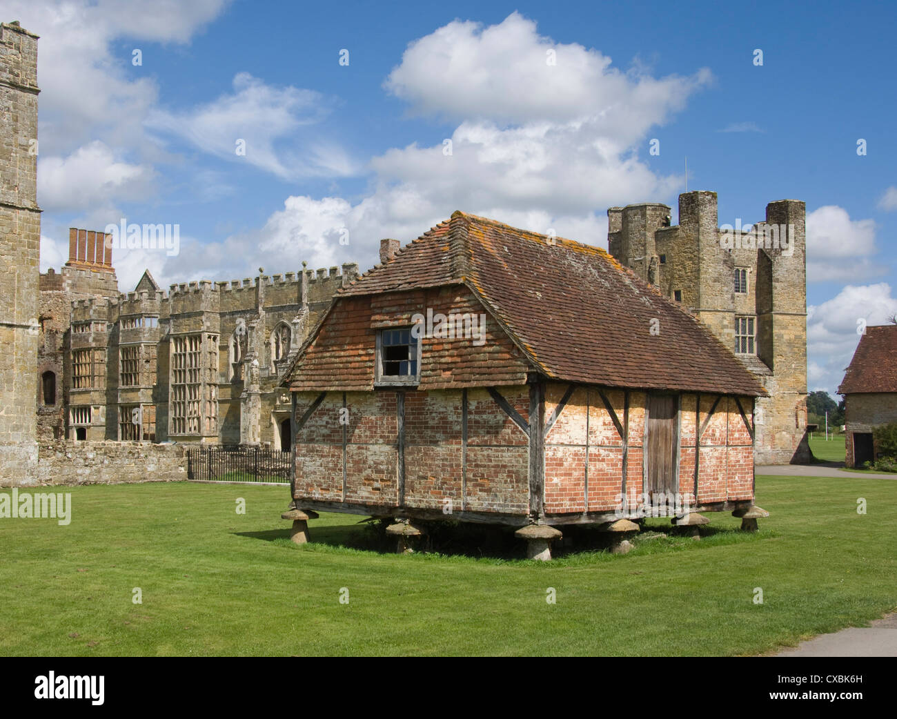 Ein mittelalterlicher Getreidespeicher, eingestellt auf Fliegenpilze zur Verhinderung des Zugangs von Ratten, Cowdray Castle, Midhurst, West Sussex Stockfoto