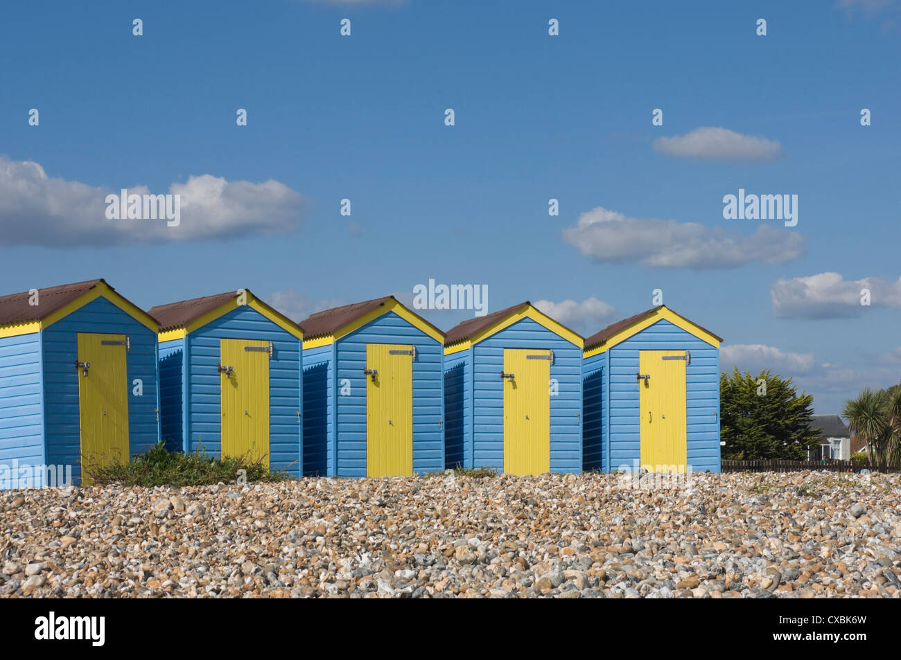 Fünf blaue Strandhütten mit gelben Türen, Littlehampton, West Sussex, England, Vereinigtes Königreich, Europa Stockfoto