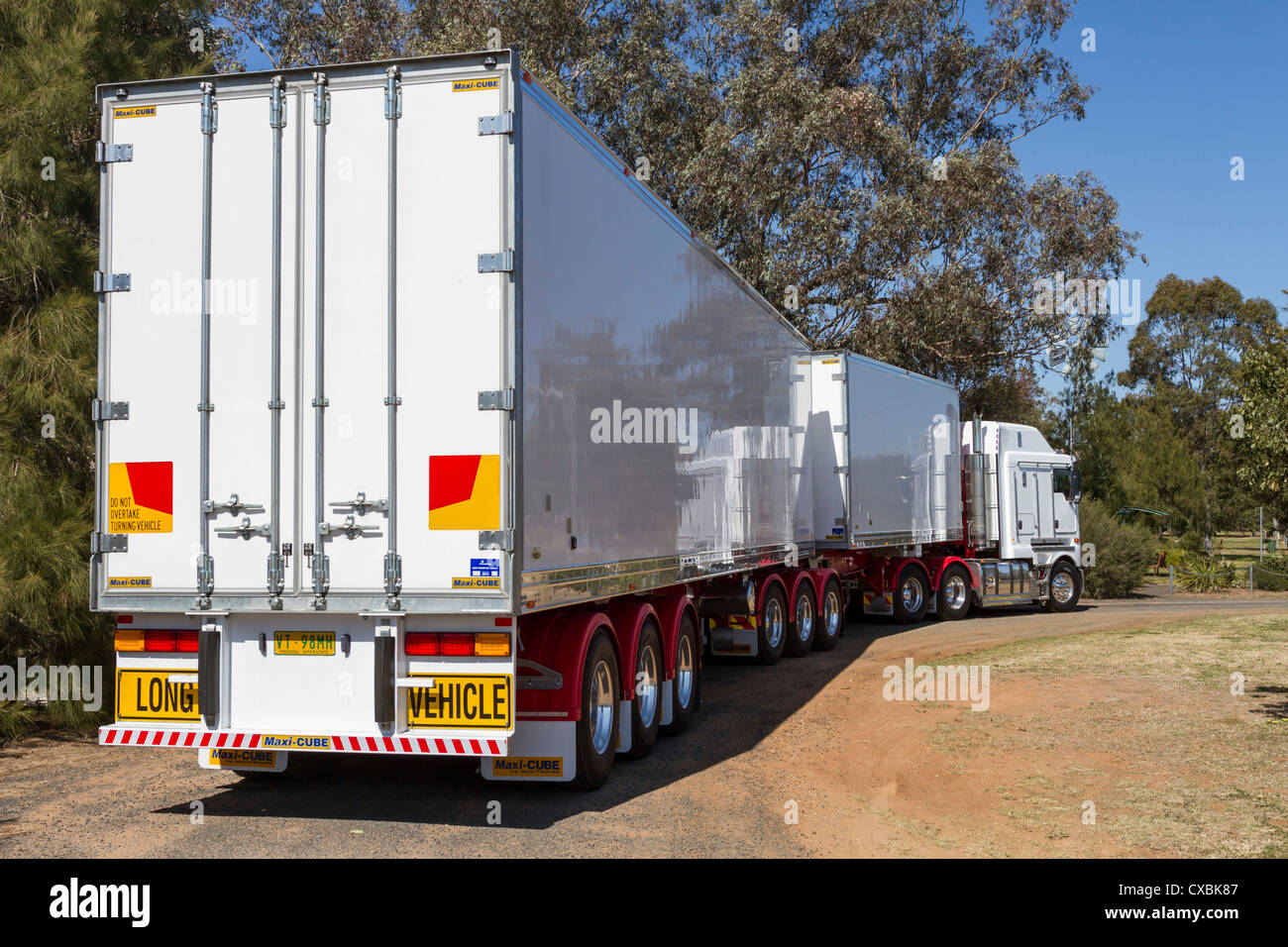 Doppel B LKW auf Newell Highway, zentrale New South Wales, Australien Stockfoto