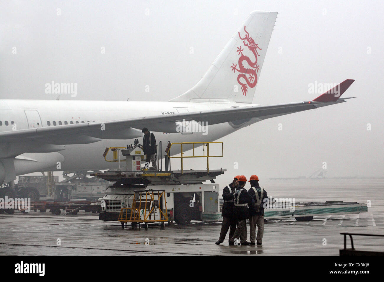 Shanghai, eine Maschine der Drache Luft wird vor dem Start untersucht. Stockfoto