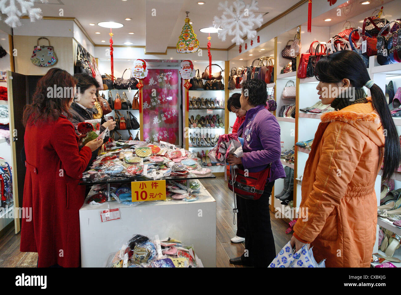 Shanghai, Frauen beim Einkaufen in einem Lederwaren Business Stockfoto