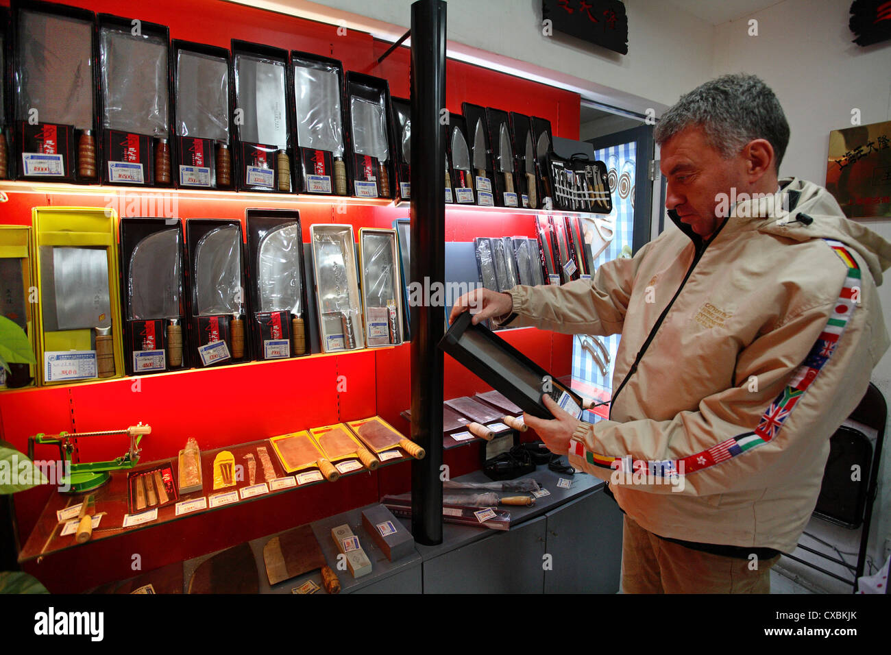 Shanghai, Fleischermesser Mann schaut. Stockfoto