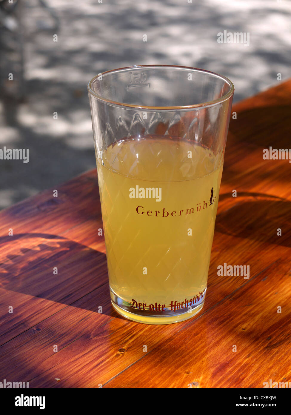 Glas original Frankfurter Apfelwein, unterzeichnet mit "Gerbermühle" Stockfoto