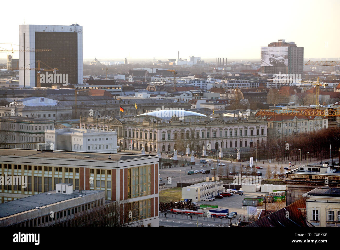 Berliner Skyline. Von links: IHC, DHM (ehemaligen Arsenal), Charite Stockfoto