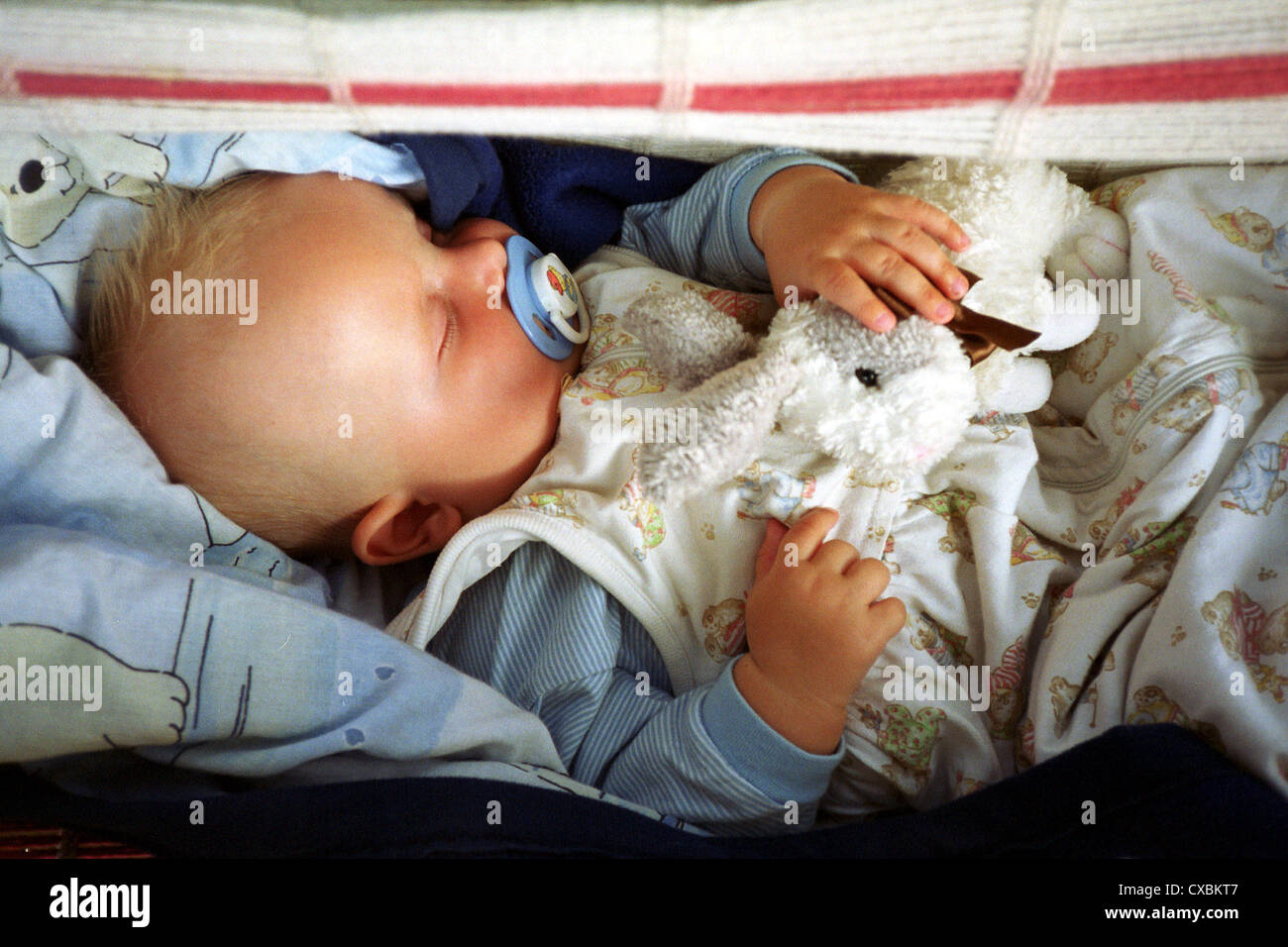 Berlin schläft ein Baby in einer Hängematte Stockfoto