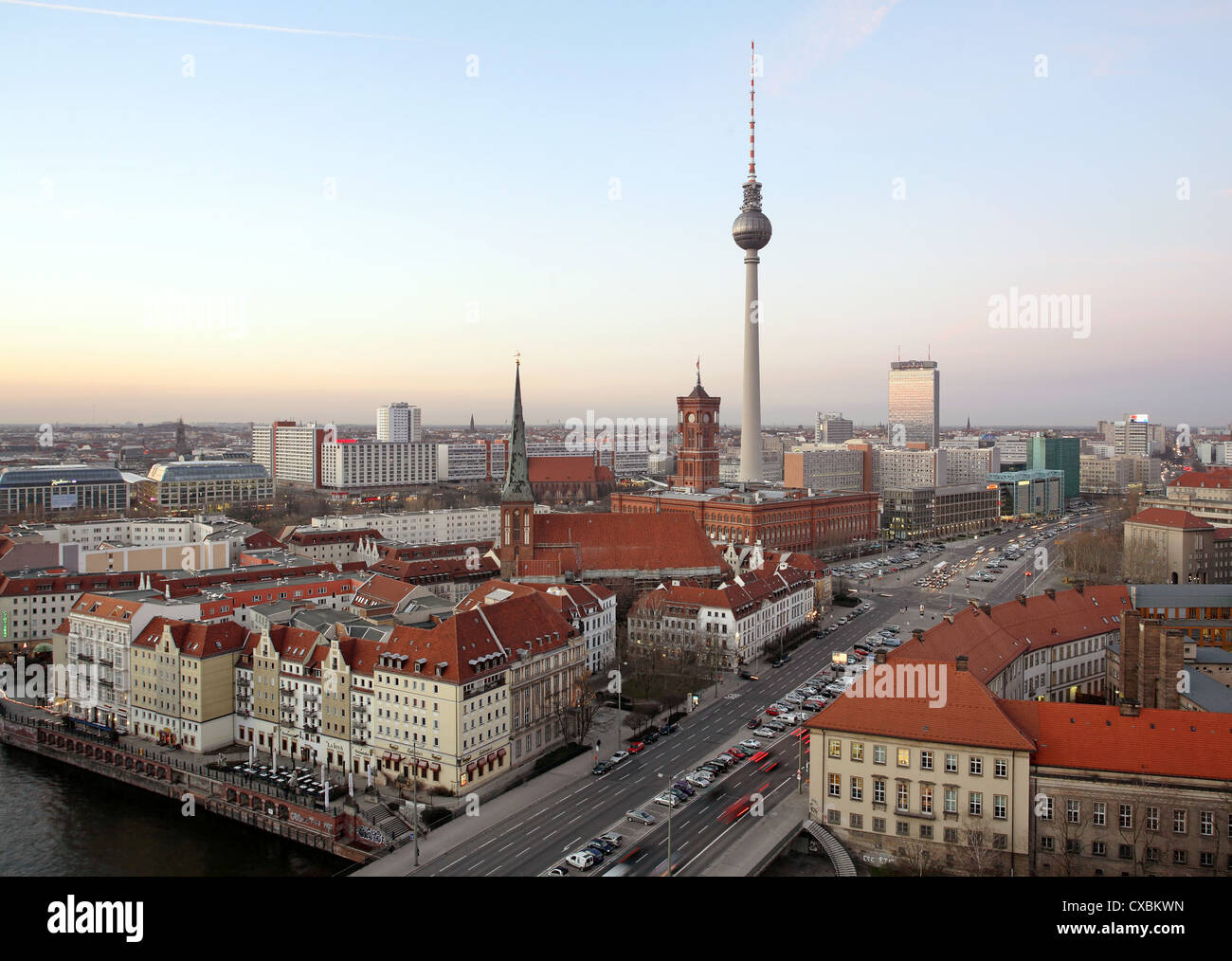 Berlin, Nikolaiviertel, St.-Nikolaus-Kirche, Rotes Rathaus, Fernsehturm, Park Inn Hotel, Muehl Damm Stockfoto