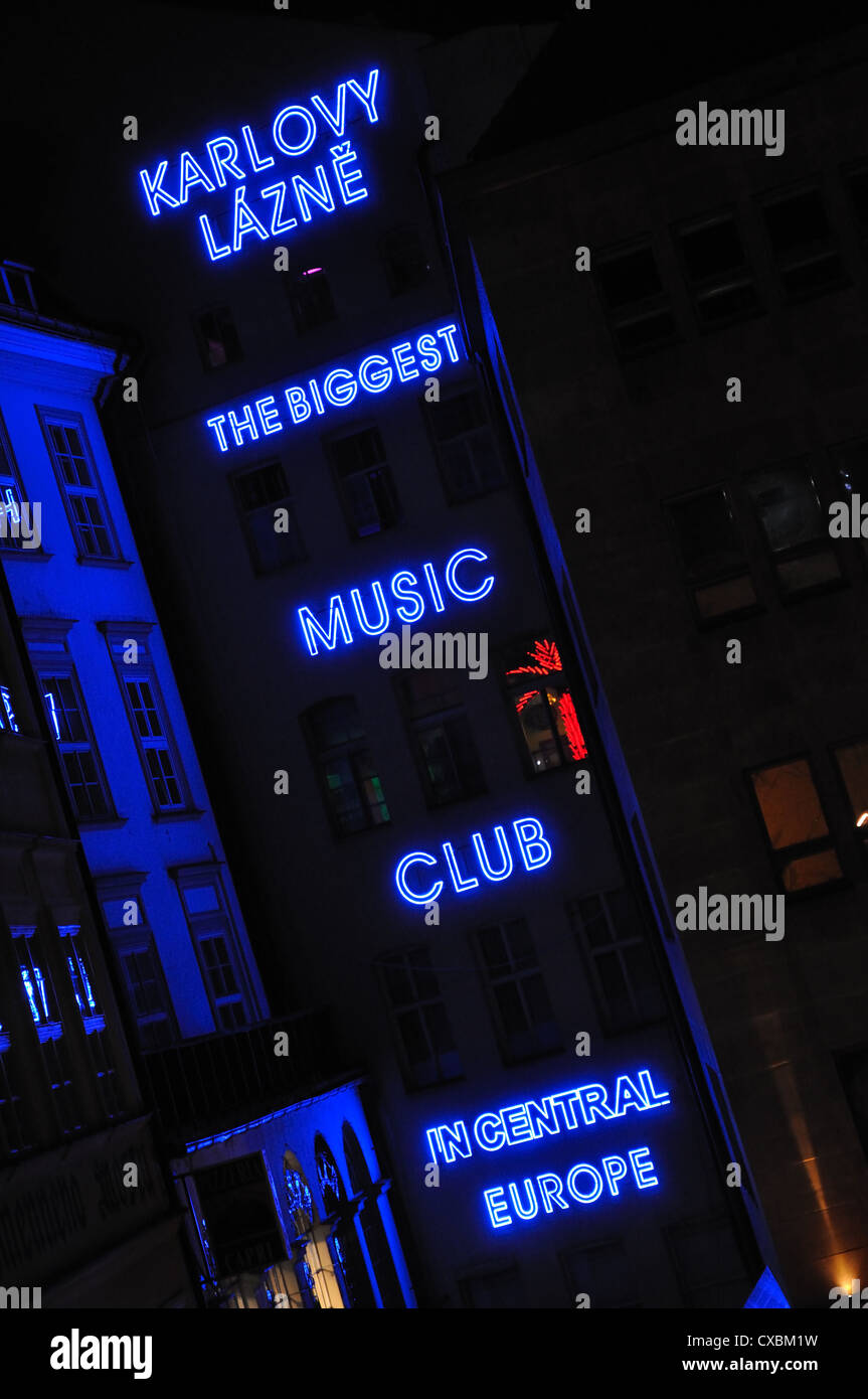 Eine Diskothek Leuchtreklame, Prag, Tschechische Republik Stockfoto