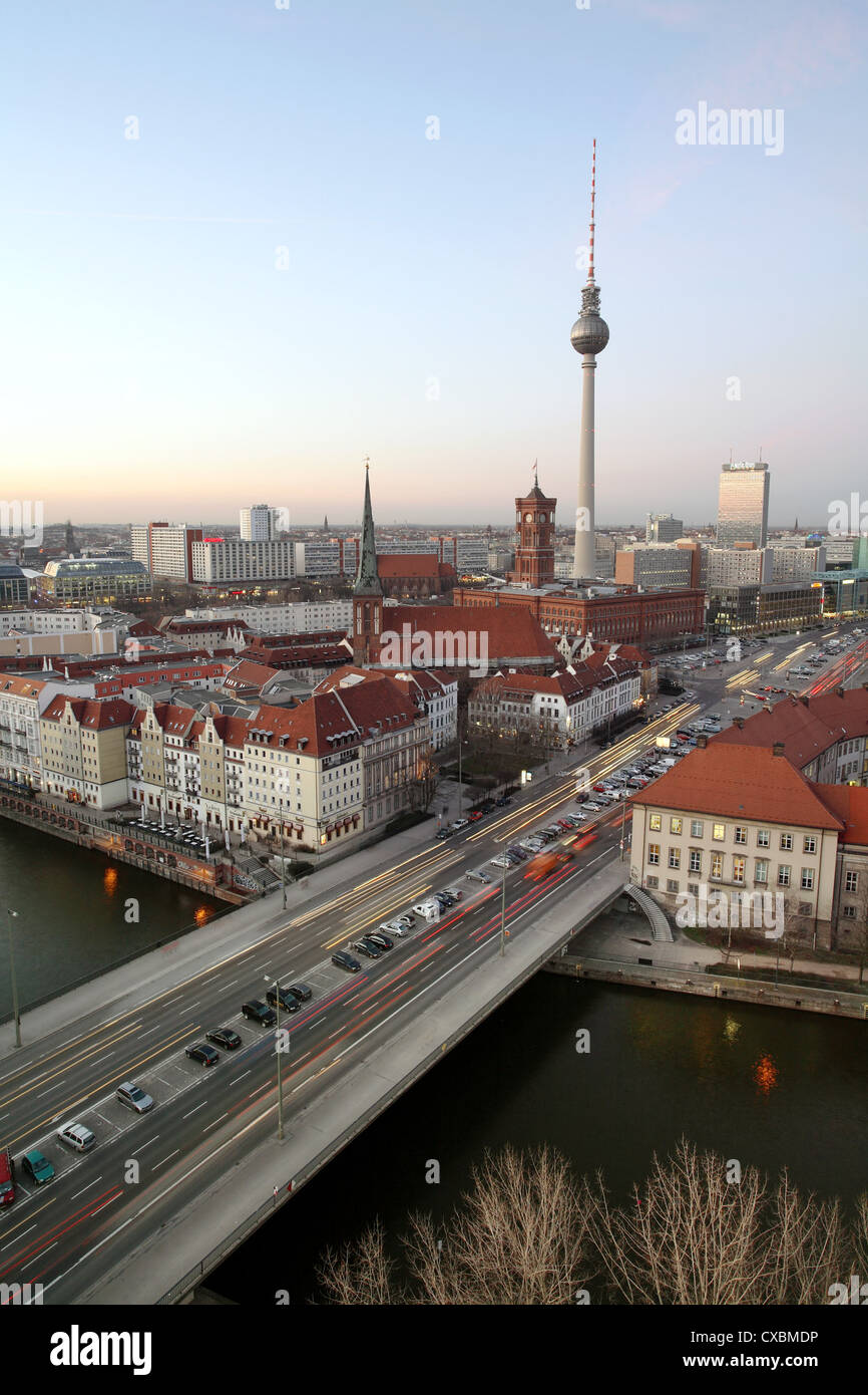 Berlin, Muehl Damm mit Spree, Nikolaiviertel, St.-Nikolaus-Kirche, Rotes Rathaus, Fernsehturm, Park Inn Hotel Stockfoto