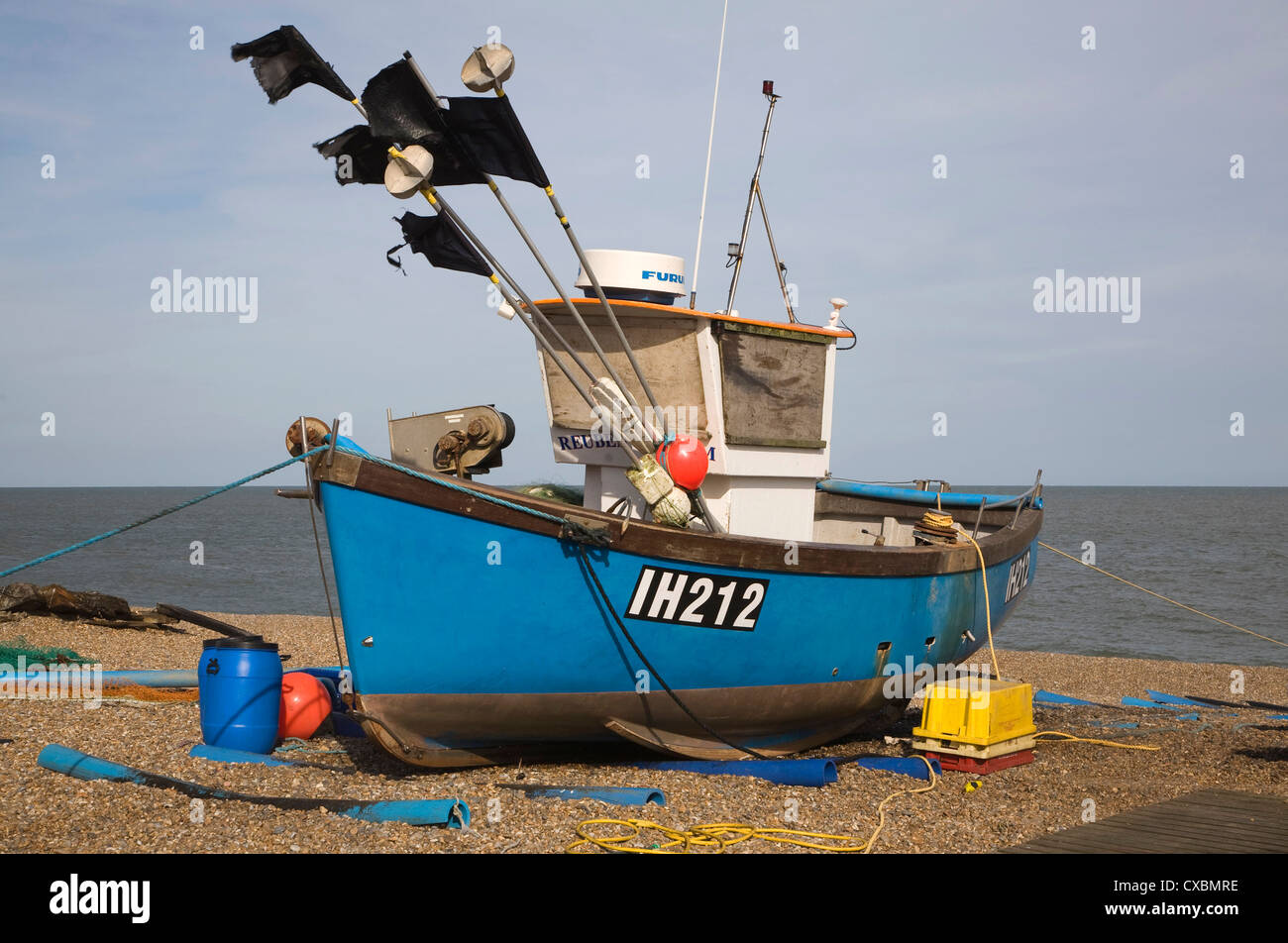 Blaue Angeln Boot Aldeburgh Strand Suffolk England Stockfoto