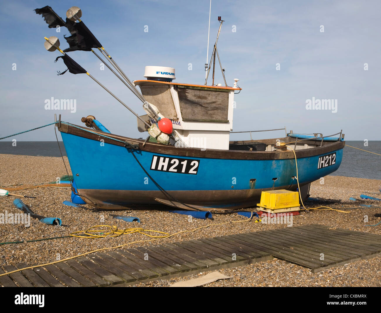 Blaue Angeln Boot Aldeburgh Strand Suffolk England Stockfoto