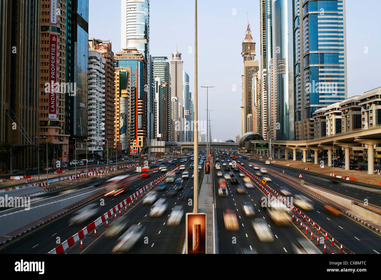 Verkehr und neue Hochhäuser entlang der Sheikh Zayed Road, Dubai, Vereinigte Arabische Emirate, Naher Osten Stockfoto