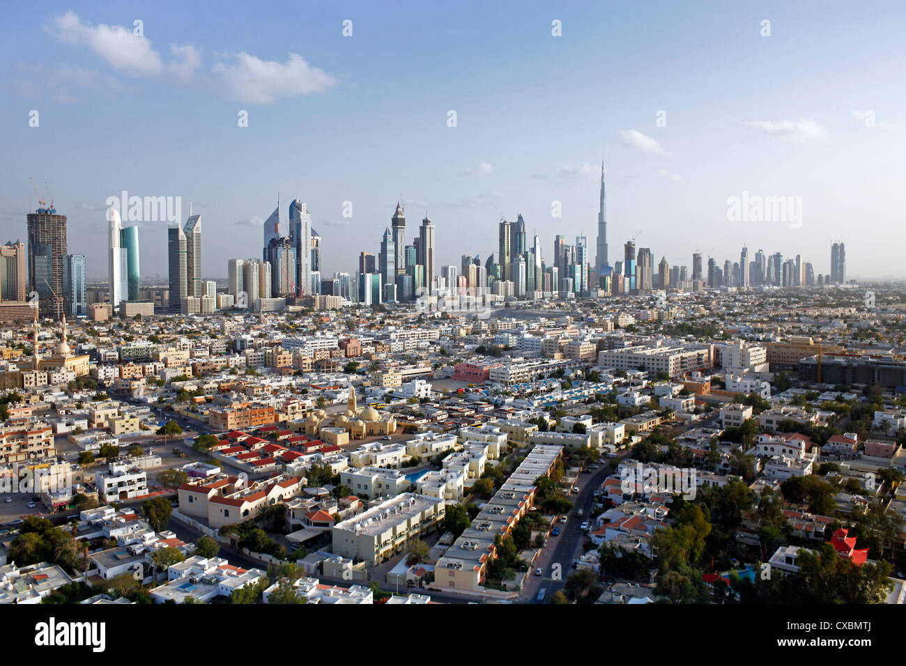 Blick auf den neuen Skyline von Dubai aus moderner Architektur und Wolkenkratzer, darunter das Burj Khalifa auf Sheikh Zayed Road, Dubai Stockfoto