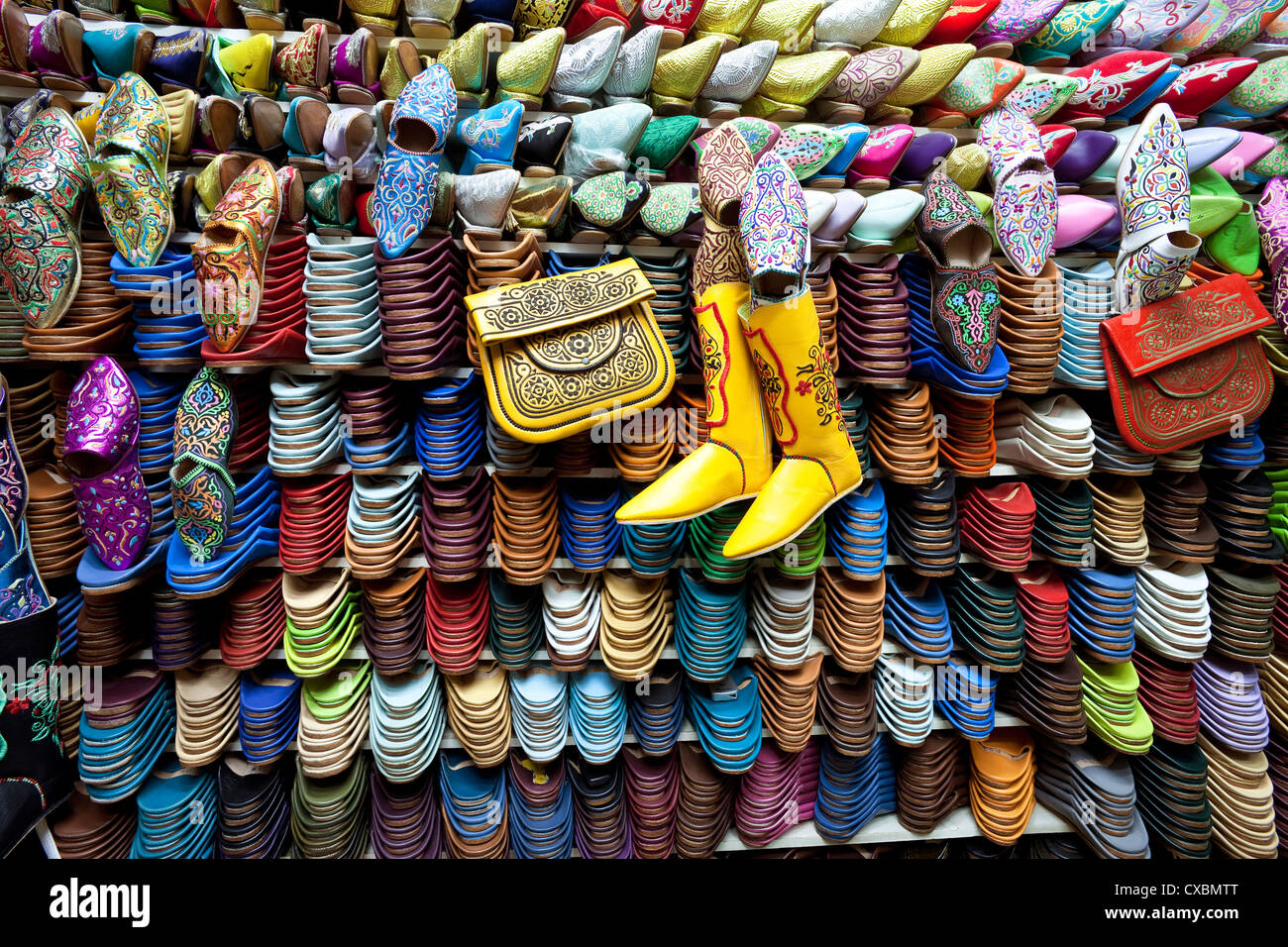 Weiches Leder marokkanische Hausschuhe in den Souk, Medina, Marrakesch, Marokko, Nordafrika, Afrika Stockfoto