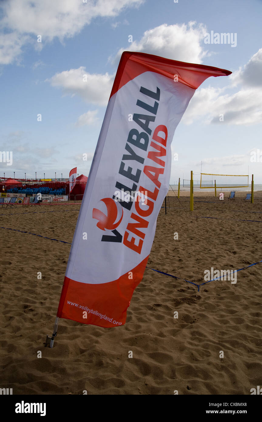 Volleyball England Flagge auf Skegness Strand Stockfoto