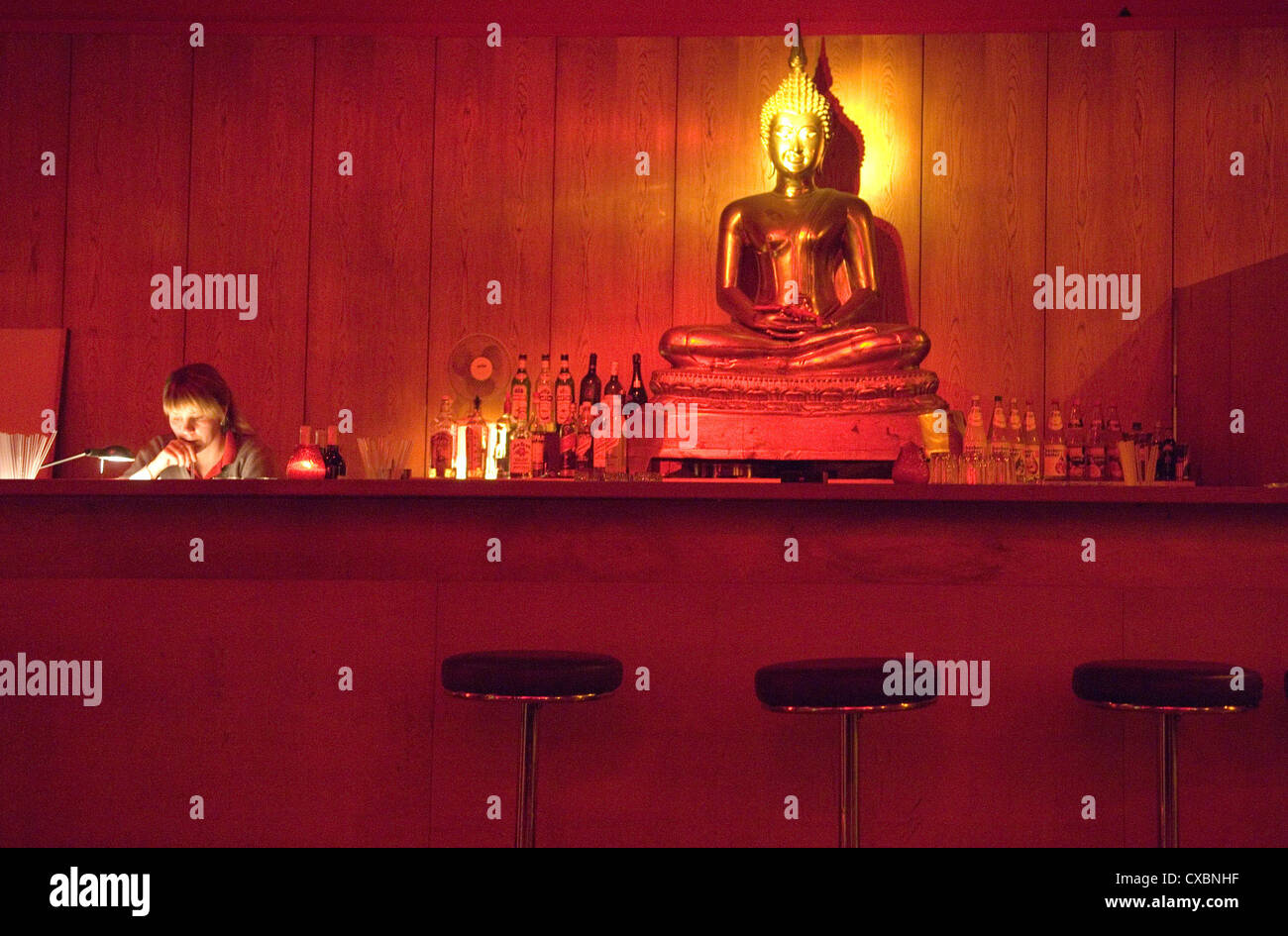 Bar mit einer Buddhafigur, Berlin Stockfoto