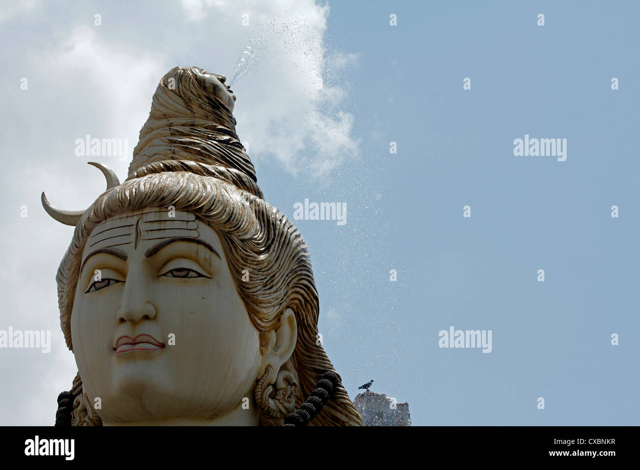 Kopf der 65 Fuß hohe Statue des Hindu-Gottes Shiva, die die RVM-Shiva-Tempel in Bangalore, Indien Stockfoto