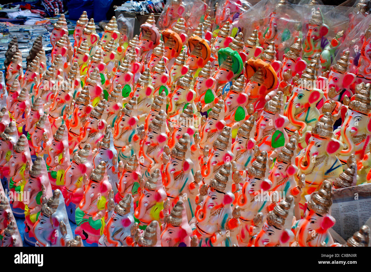 Idole der hinduistischen Ganesha zum Verkauf auf den Straßen von Bangalore, Indien auf die Eve von Ganesh chaturthi Stockfoto