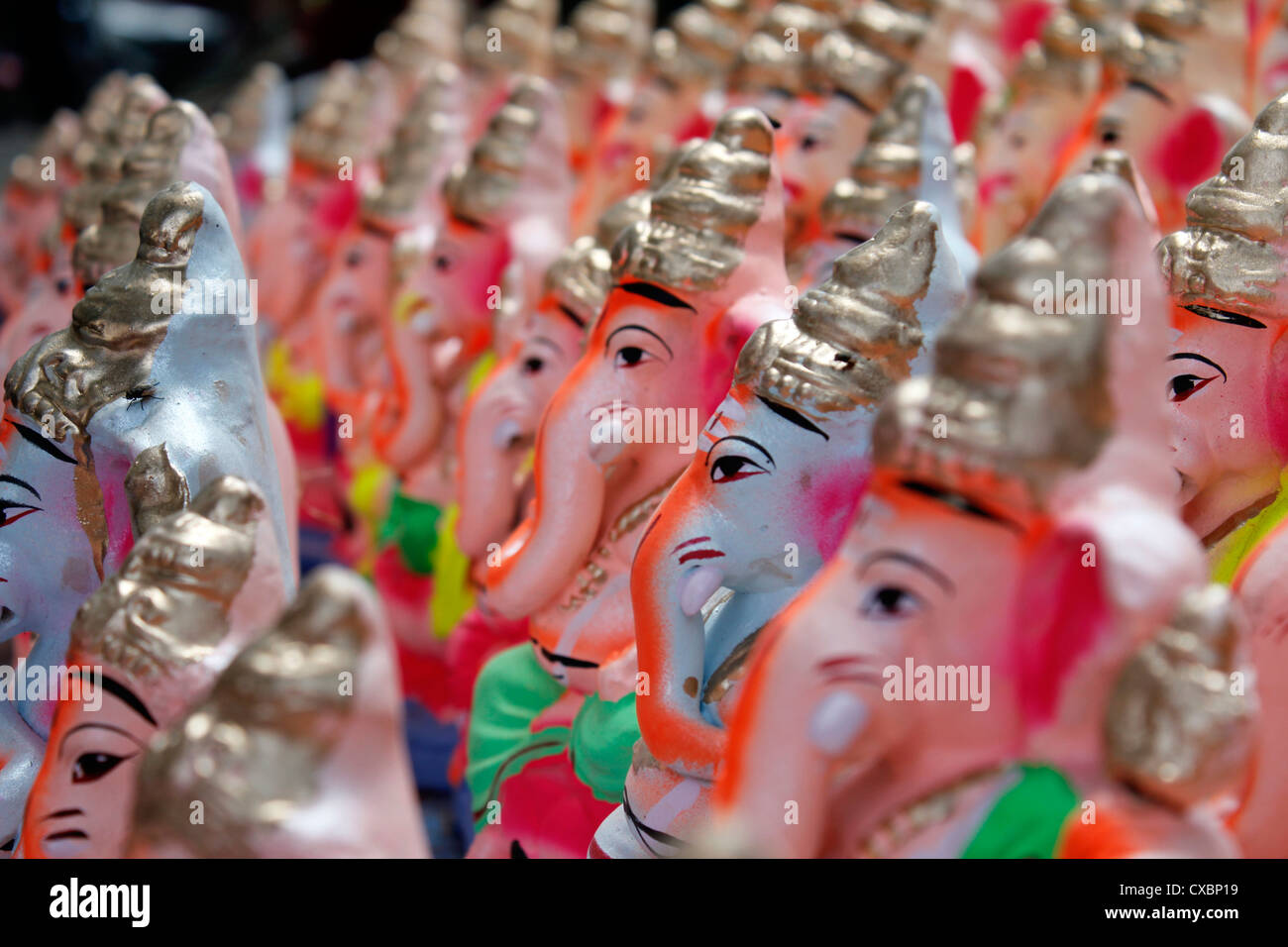 Idole der hinduistischen Ganesha zum Verkauf auf den Straßen von Bangalore, Indien auf die Eve von Ganesh chaturthi Stockfoto