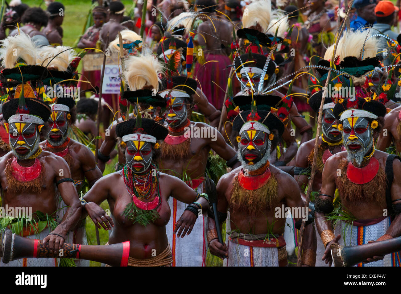 Bunt gekleidet und Gesicht gemalt lokalen Stämme feiert die traditionelle Sing Sing im Hochland von Papua-Neuguinea Stockfoto