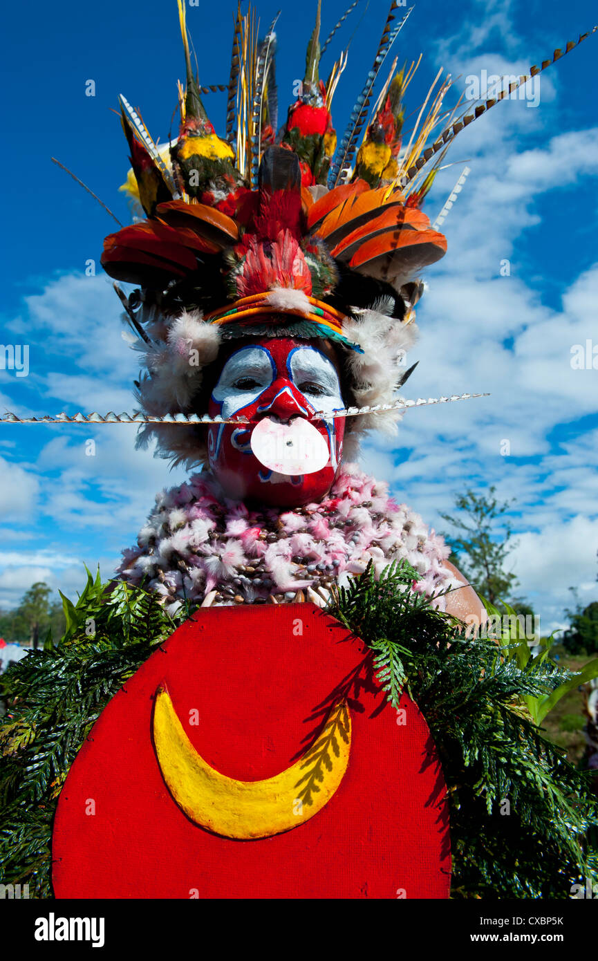 Bunt gekleidet und Gesicht malte Frau feiert die traditionelle Sing Sing im Hochland von Papua Neuguinea, Melanesien Stockfoto
