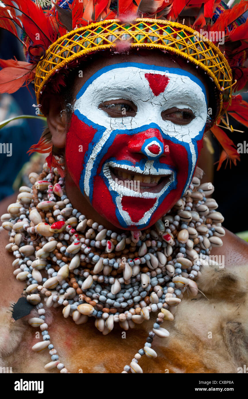 Bunt gekleidet und Gesicht gemalt lokalen Stämme feiert die traditionelle Sing Sing in Paya, Papua-Neu-Guinea, Melanesien Stockfoto