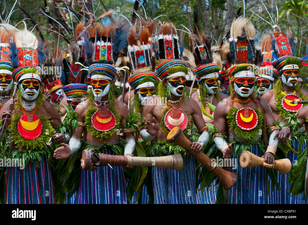Bunt gekleidet und Gesicht bemalte lokalen Stämme feiert die traditionelle Sing Sing in Paya, Papua-Neu-Guinea, Melanesien Stockfoto