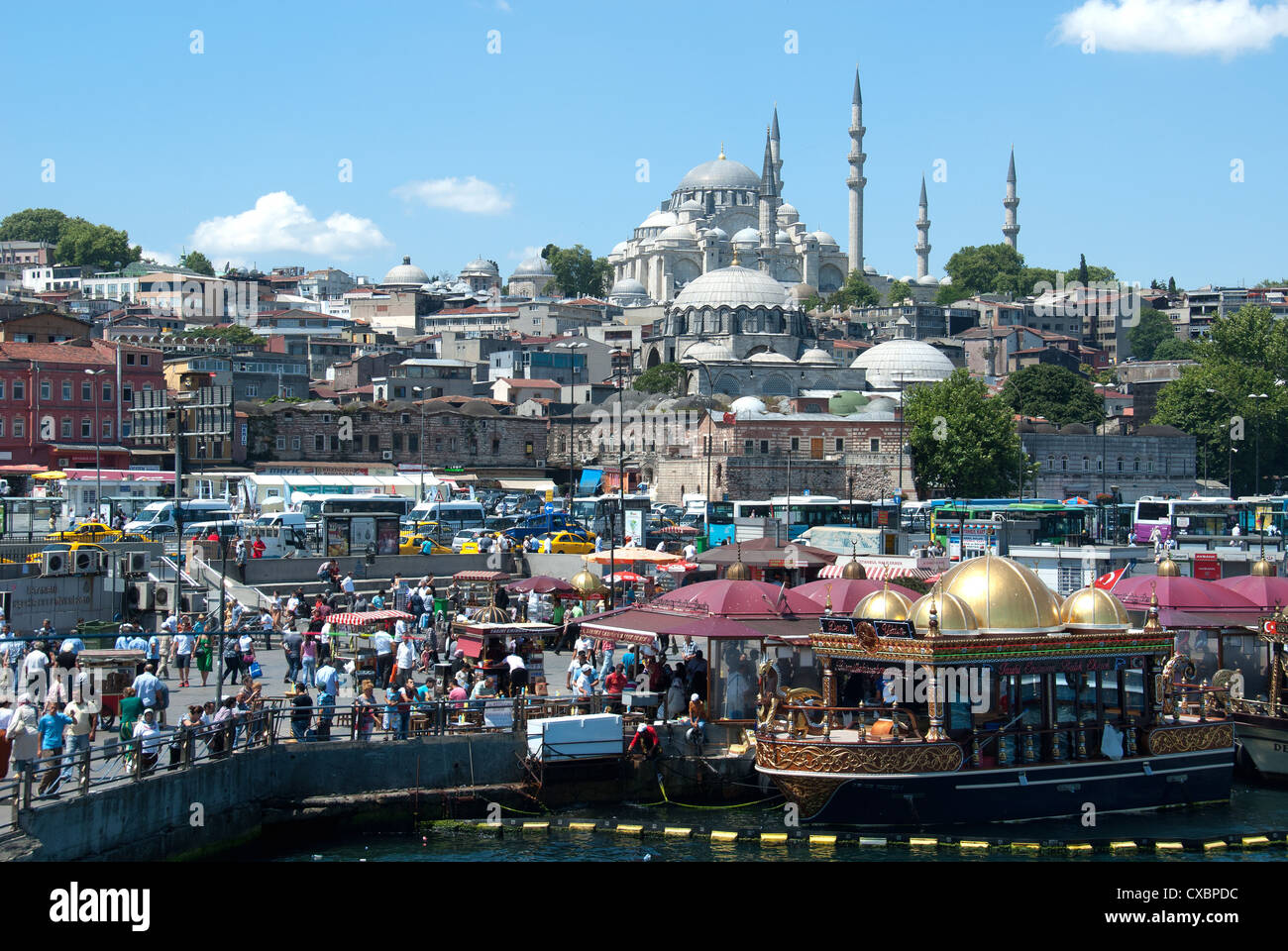 ISTANBUL, TÜRKEI. Eine geschäftige Straßenszene in Eminönü Bezirk mit dem Rustem Pasha und Süleymaniye Moscheen hinter. 2012. Stockfoto