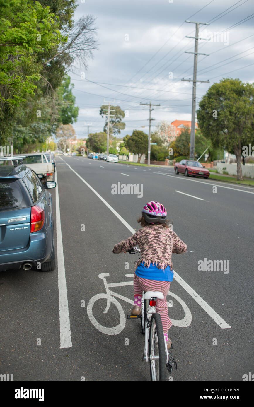 Kind auf dem Fahrrad in Northcote Melbourne auf einem Radweg Stockfoto