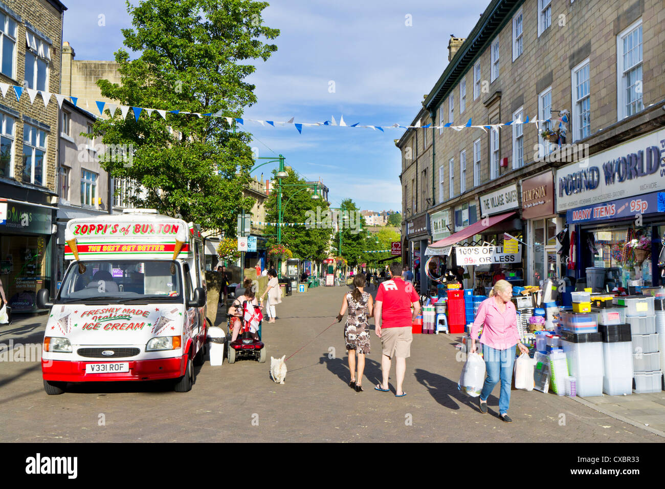 Buxton Stadt Zentrum mit Pfund-Welt-Shop und Ice Cream van High Peak District Derbyshire England UK GB EU Europa Stockfoto